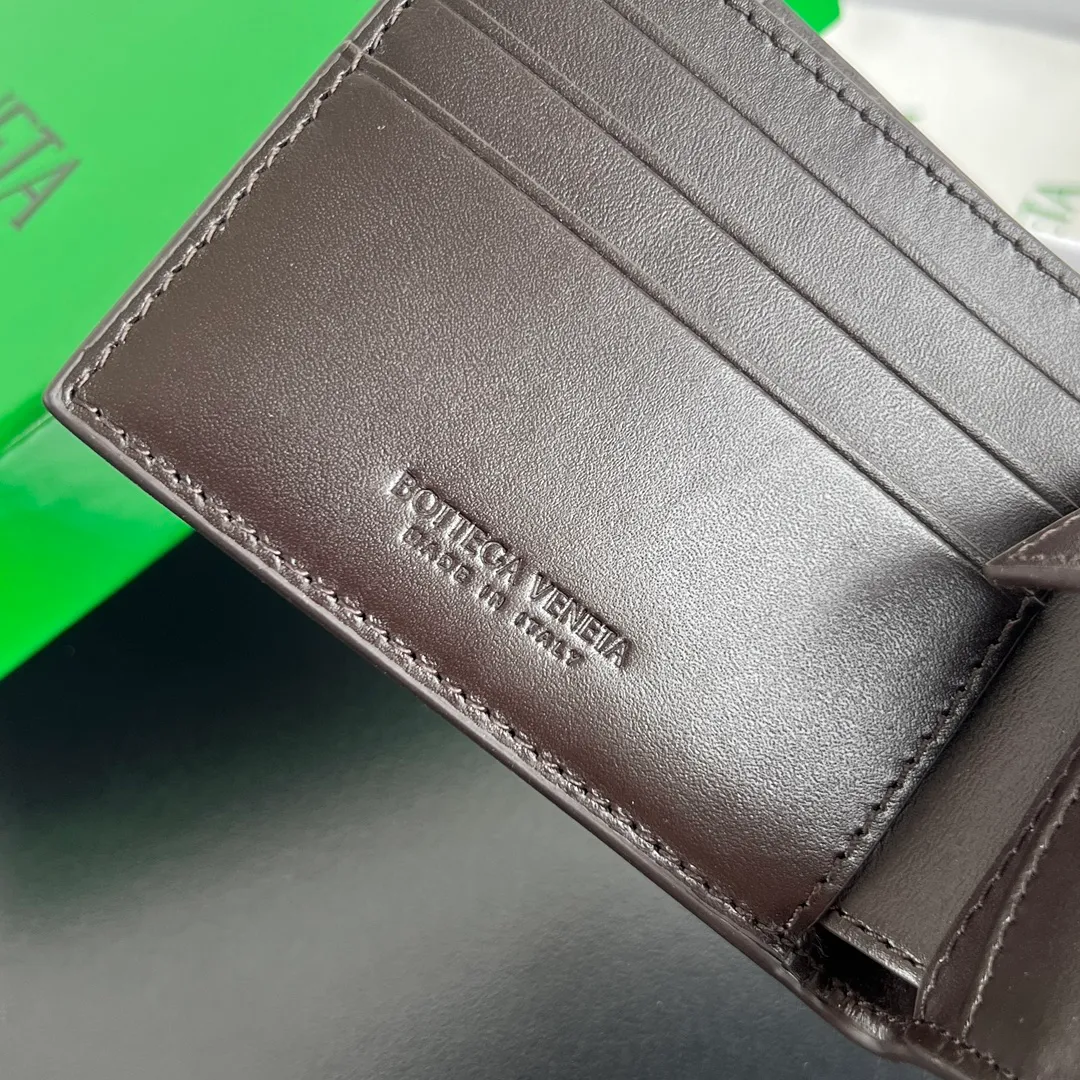 #Bv New large woven plaid double-fold short clip with coin pocket 649605👏 A short clip with a coin pocket. There is a place to put coins and change☄️ Made of original cowhide. It is soft and delicate and makes people want to touch it all the time. It is equipped with 4 card slots, 2 banknote compartments, 2 extra pockets, and 1 coin purse. It is very tasteful and low-key. It is very good in terms of texture and practicality. Highly recommended👍👍 Dimensions: 11x9.5 p600